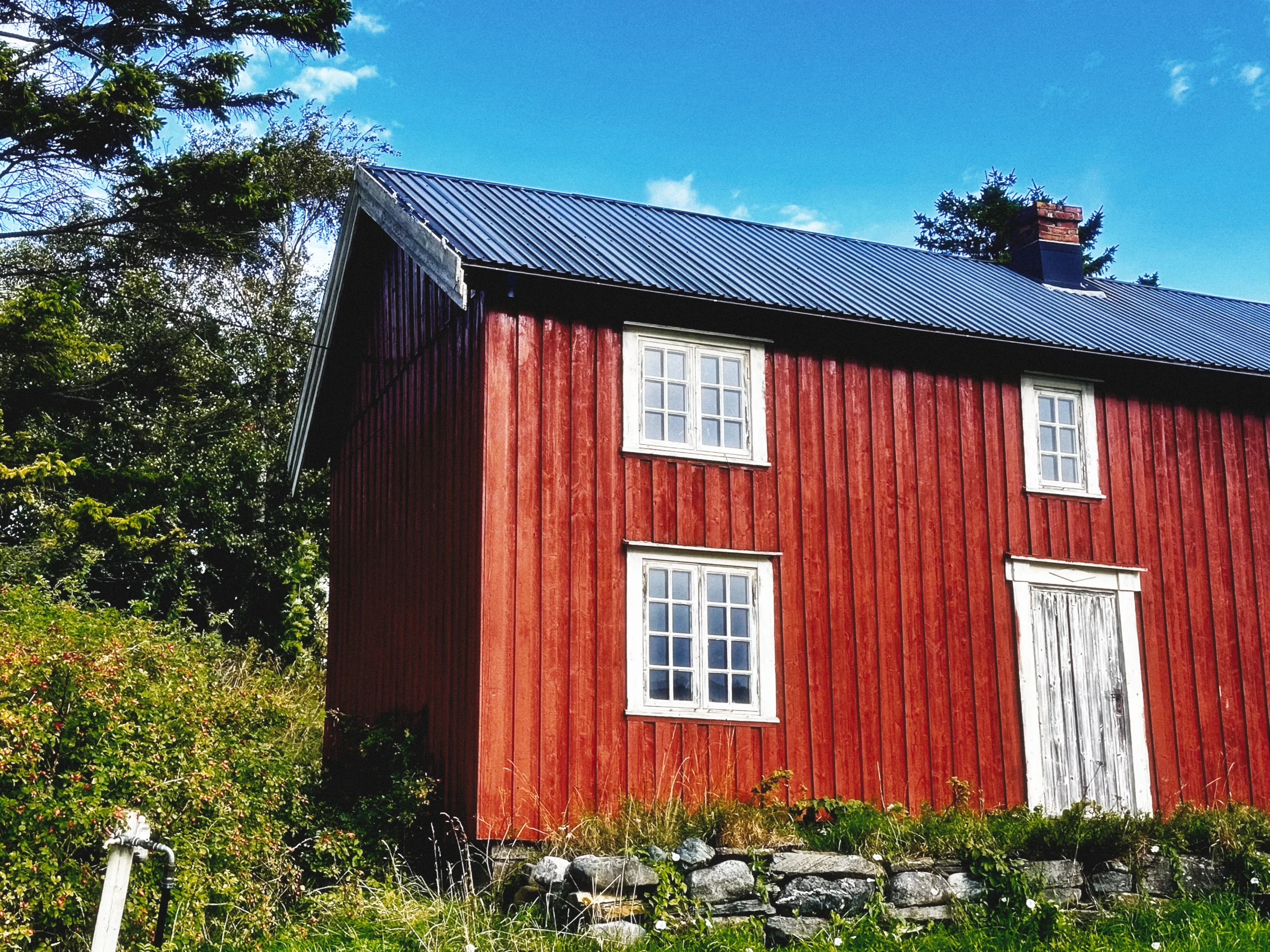 Red wooden barn rendered with the FFP 100C instant color look